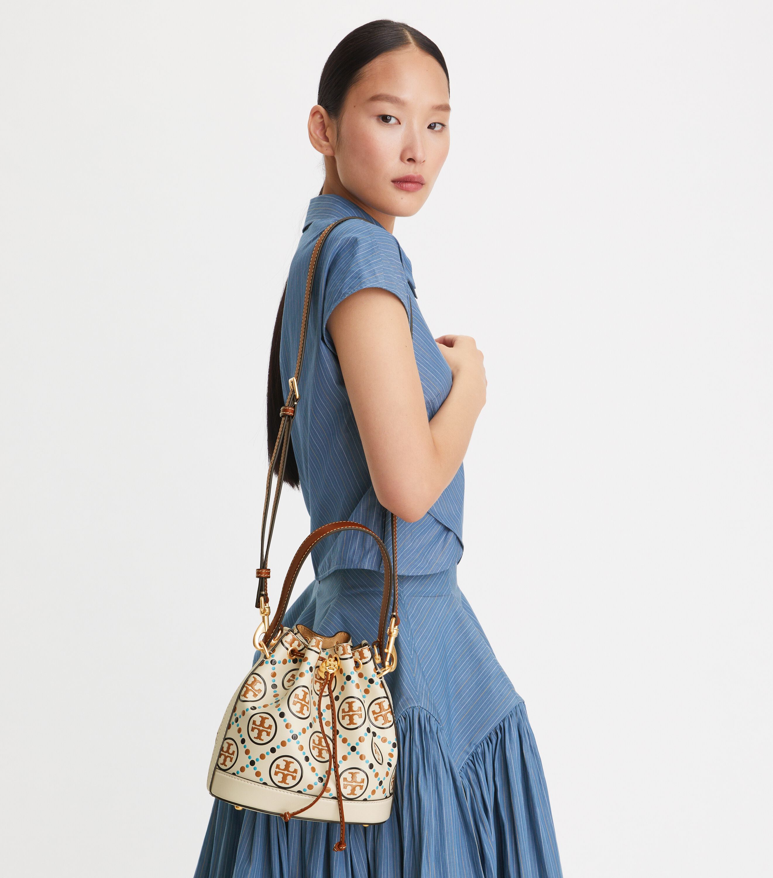 ☆関税込み☆【Tory Burch】T Monogram レザーバケットバッグ Tモノグラム レザー バケットバッグ: レディース クロスボディ