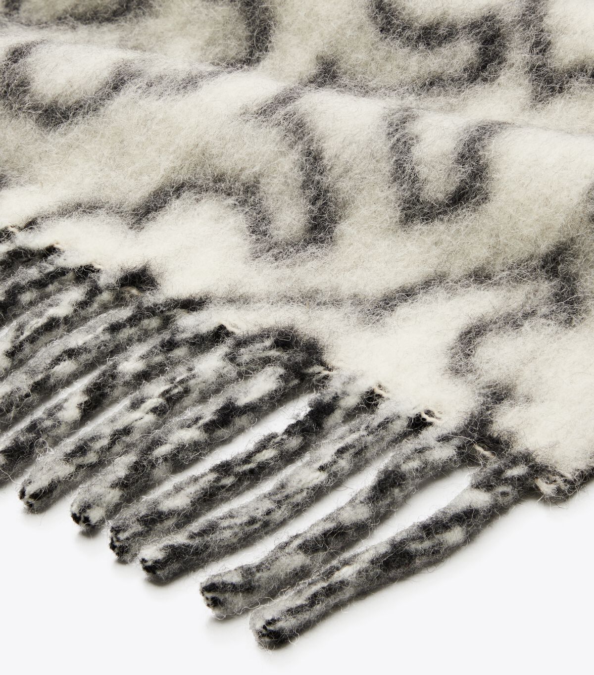 tory burch وشاح بازل بشعار الماركة