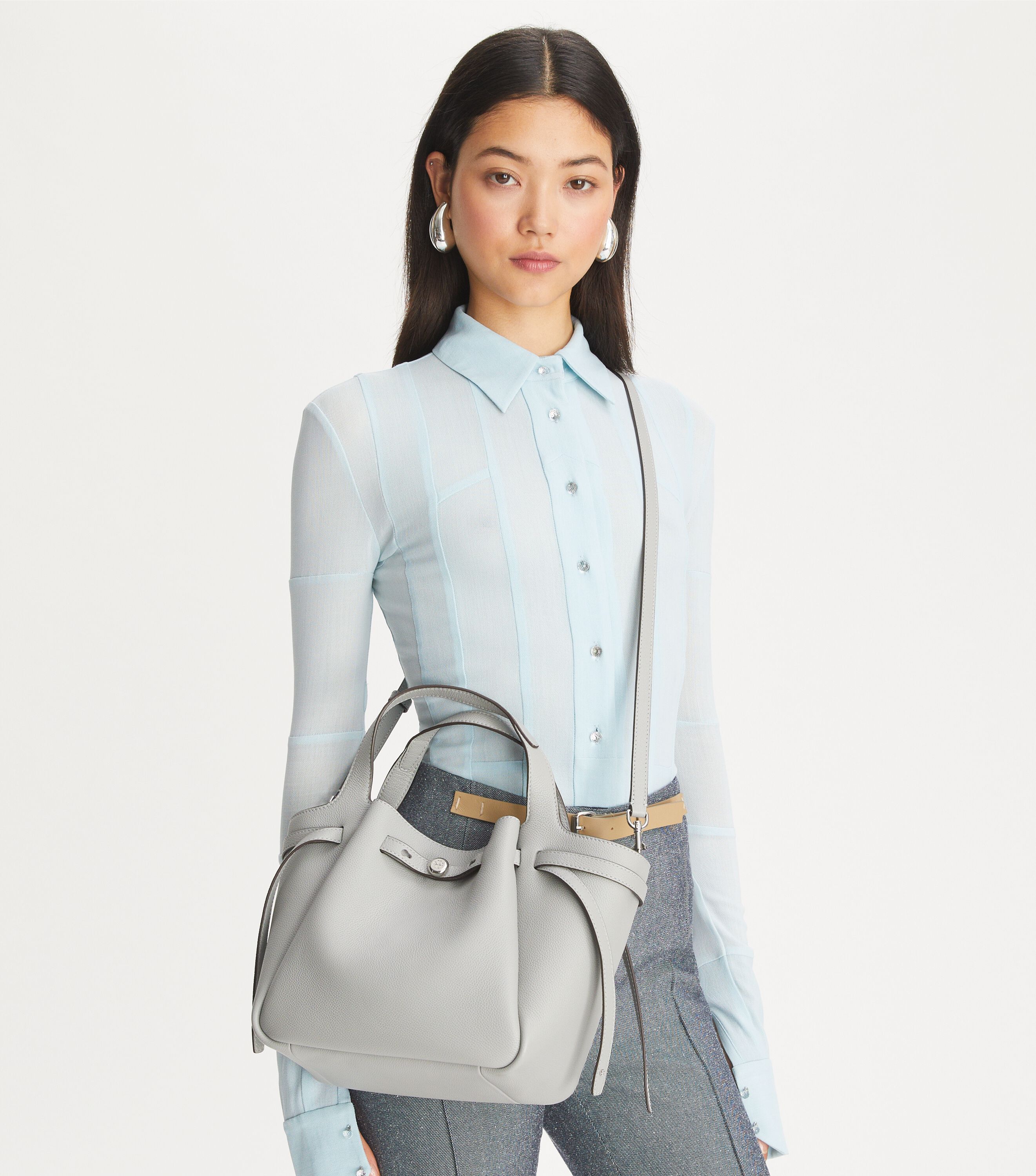 【Tory Burch】ロミー バケットバッグ Light Granite ロミー バケットバッグ: レディース クロスボディバッグ | Tory