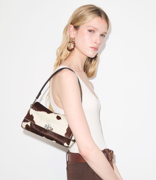 حقيبة كتف تشارلي صغيرة من جلد العجل tory burch حقيبة كتف تشارلي صغيرة من جلد العجل