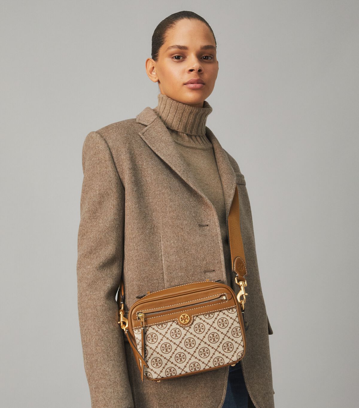 tory burch حقيبة كاميرا تي مونوغرام جاكار