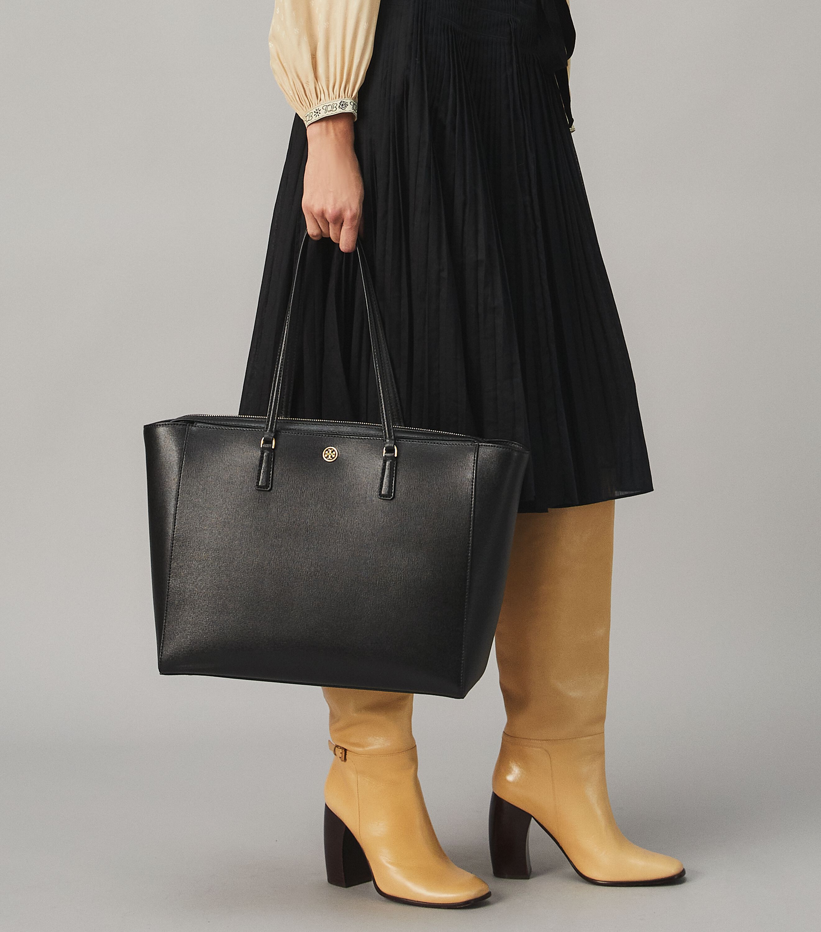 Tory burch robinson tote deals