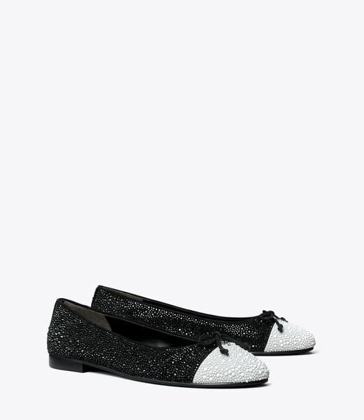 tory burch حذاء باليرينا مرصع بالكريستال ومقدمة مغلقة