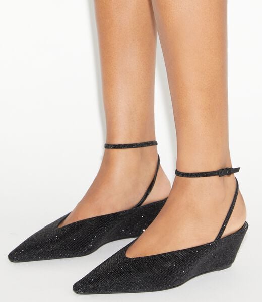 tory burch حذاء بكعب مرصع بالكريستال