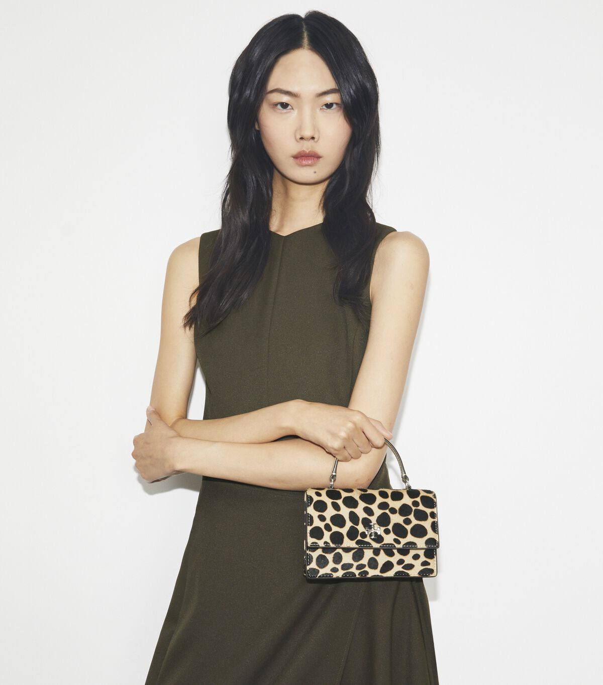 حقيبة كروس ميني كيرا بمقبض علوي من شعر العجل tory burch حقيبة كروس ميني كيرا بمقبض علوي من شعر العجل