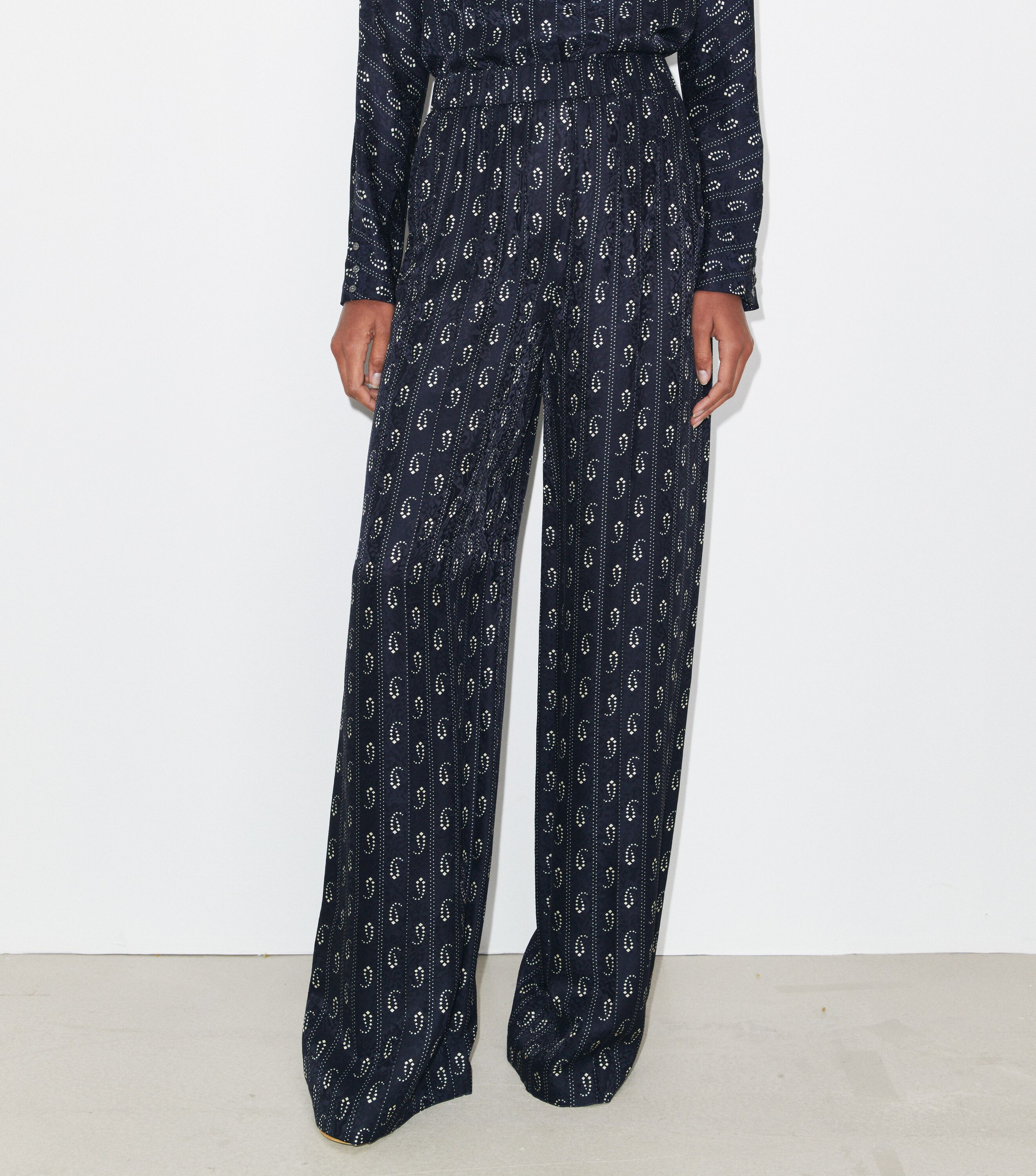 パンツ JACQUARD PATTERN DRAPE PANTS Relaxed-Fit Jacquard Pants, Medium Navy Pajama Print | Tory Burch UAE