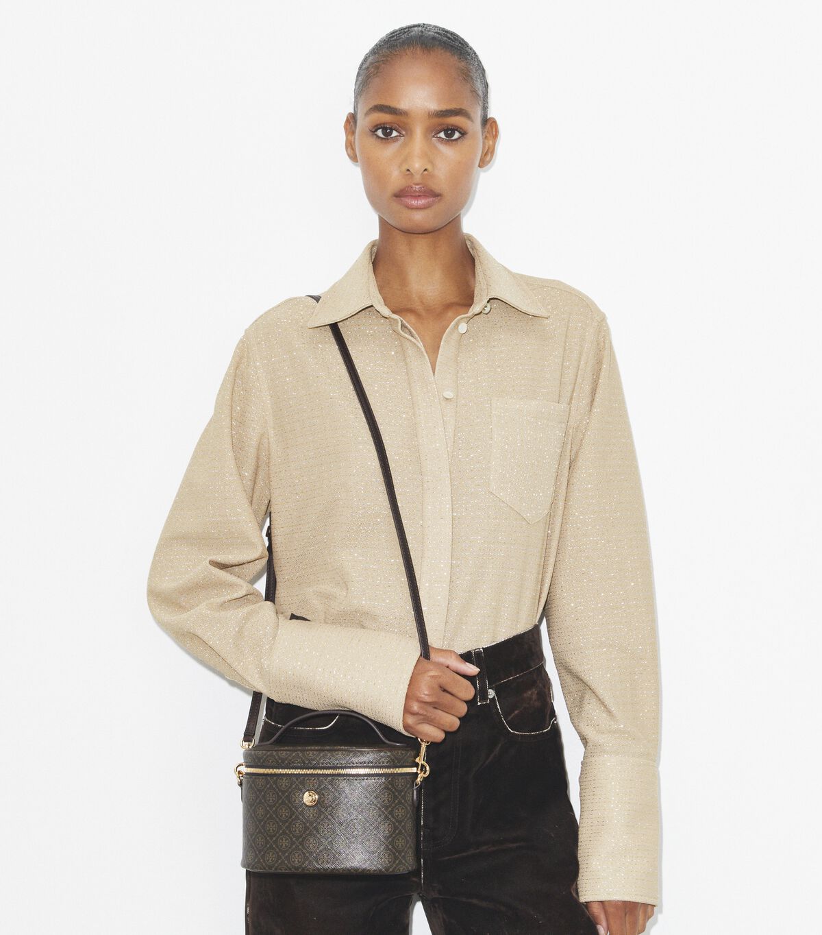 tory burch حقيبة مستحضرات تجميل تي مونوغرام ناعمة من القماش المغطى