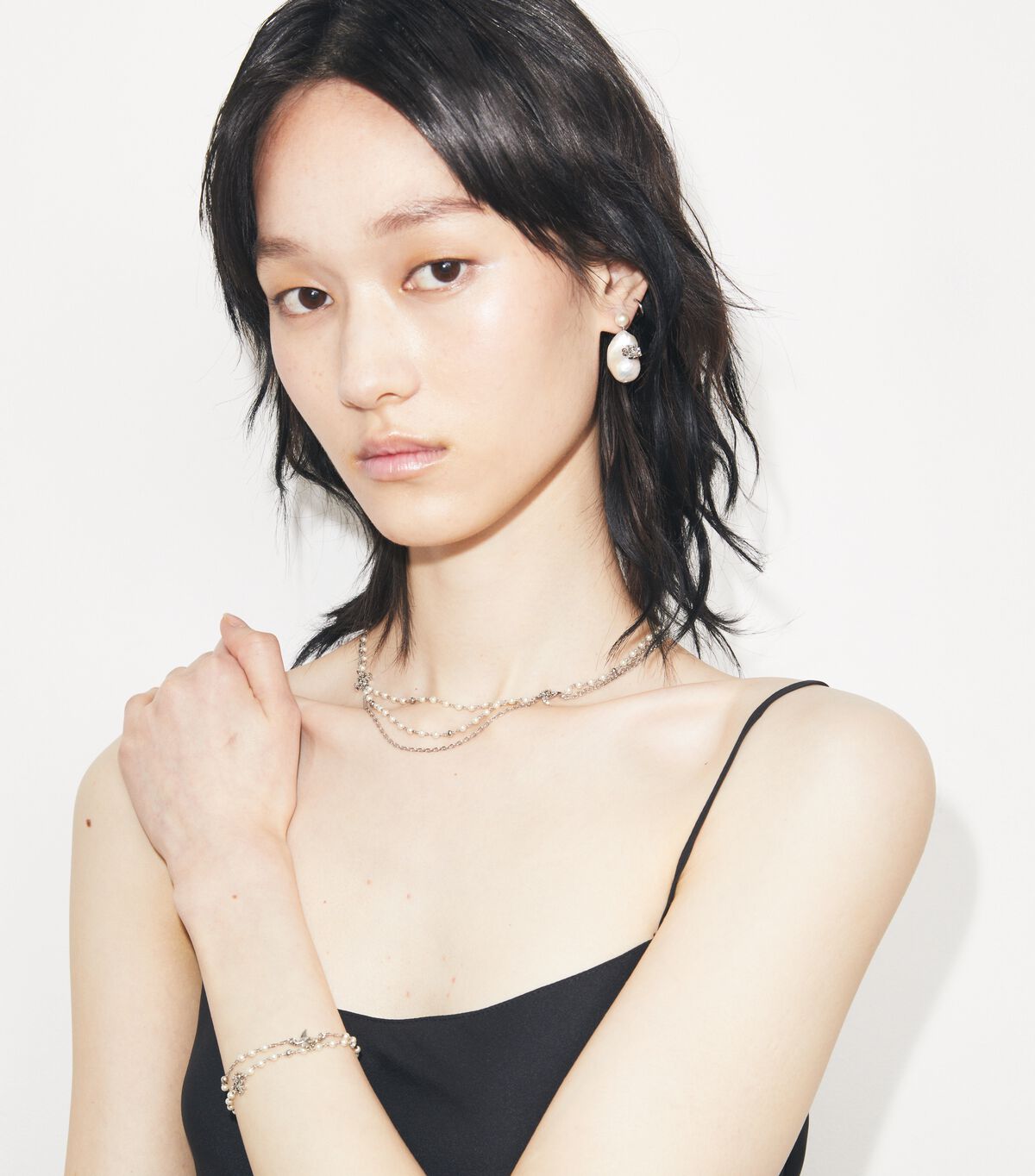 قلادة مون دانس متعددة الخيوط من اللؤلؤ tory burch قلادة مون دانس متعددة الخيوط من اللؤلؤ