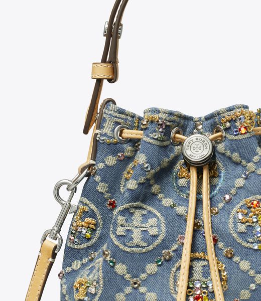 tory burch حقيبة دلو صغيرة مزينة بنقشة حرف t من قماش الدنيم