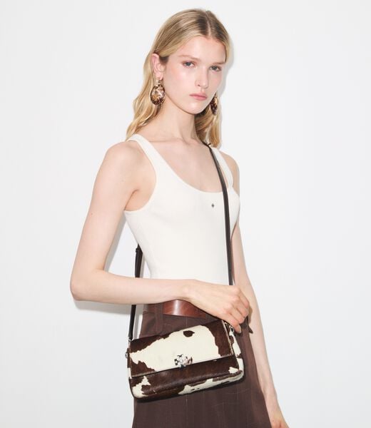 حقيبة كتف تشارلي صغيرة من جلد العجل tory burch حقيبة كتف تشارلي صغيرة من جلد العجل