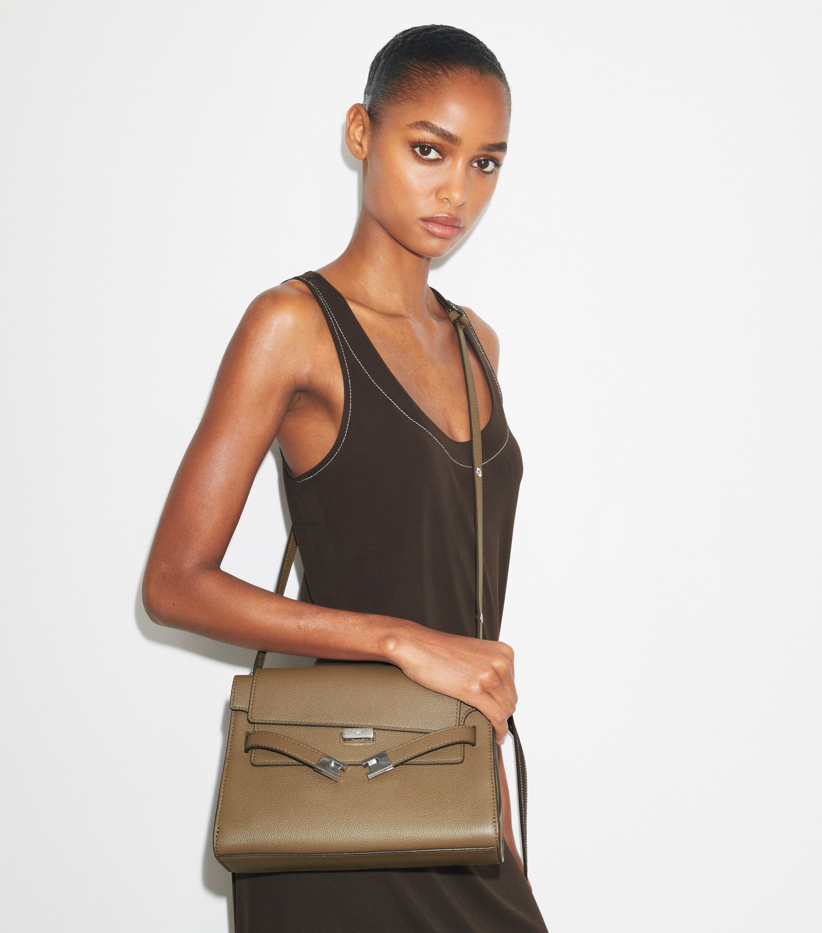 ベアモデル アブドラU6 Lee Radziwill Pebbled Shoulder Bag, Wild Mushroom | Tory Burch UAE