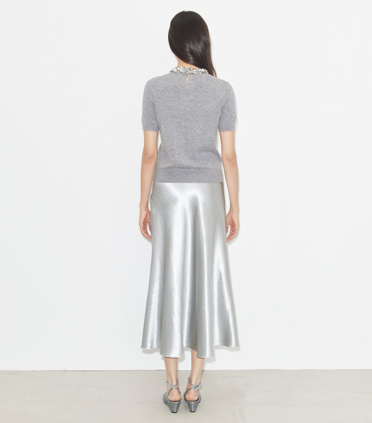 سترة صوفية بأكمام قصيرة ومزينة بالترتر tory burch سترة صوفية بأكمام قصيرة ومزينة بالترتر