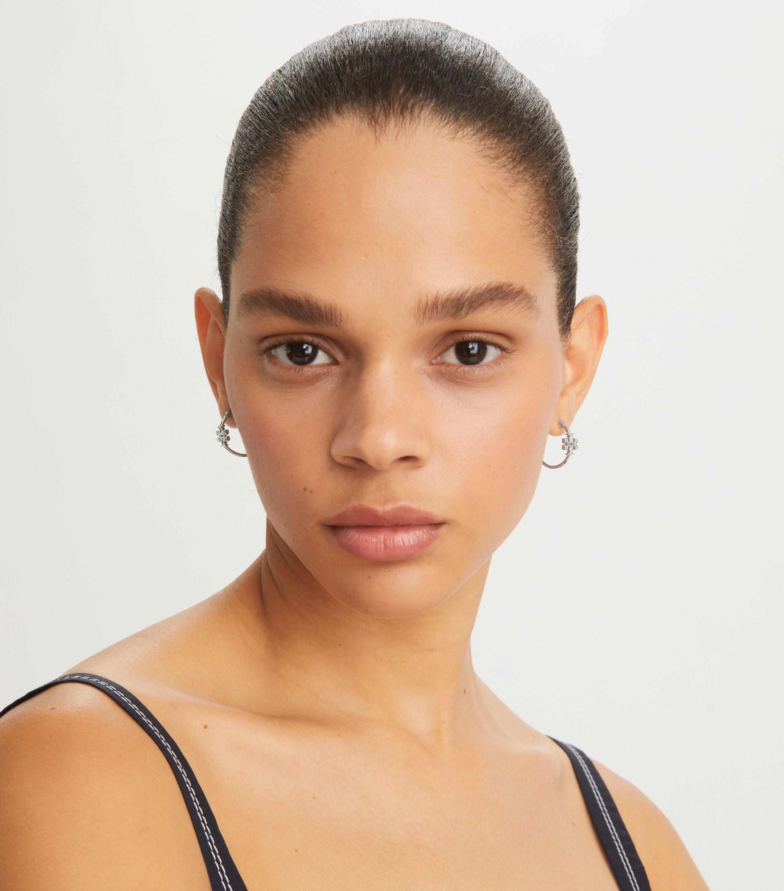 TORY BURCH｜ (SMALL ELEANOR HOOP EARRING (160151-720)) Amazon.com: Tory Burch Women's Eleanor Small Hoop Earrings