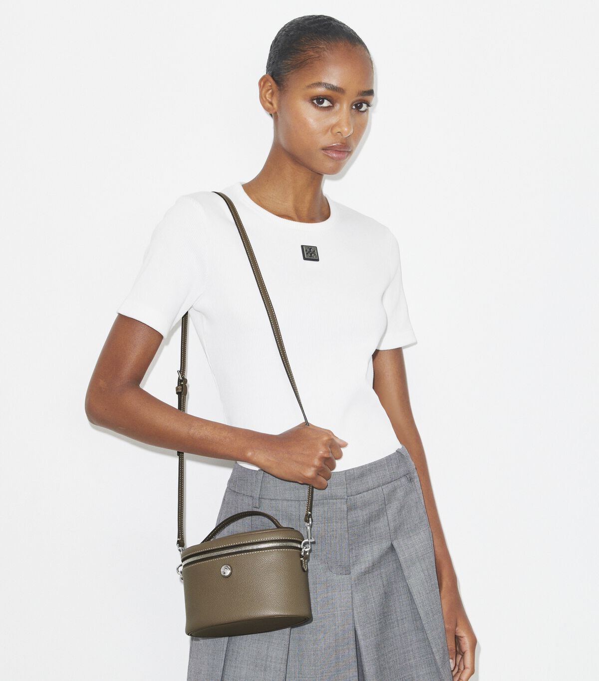 حقيبة مستحضرات تجميل ناعمة ومرصعة بالحصى tory burch حقيبة مستحضرات تجميل ناعمة ومرصعة بالحصى