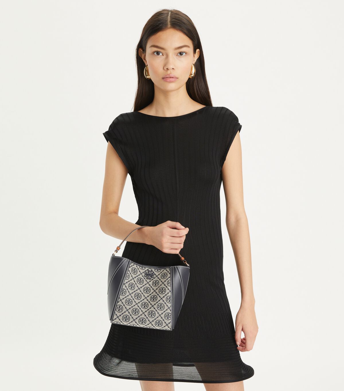 tory burch small t monogram mcgraw bucket bag