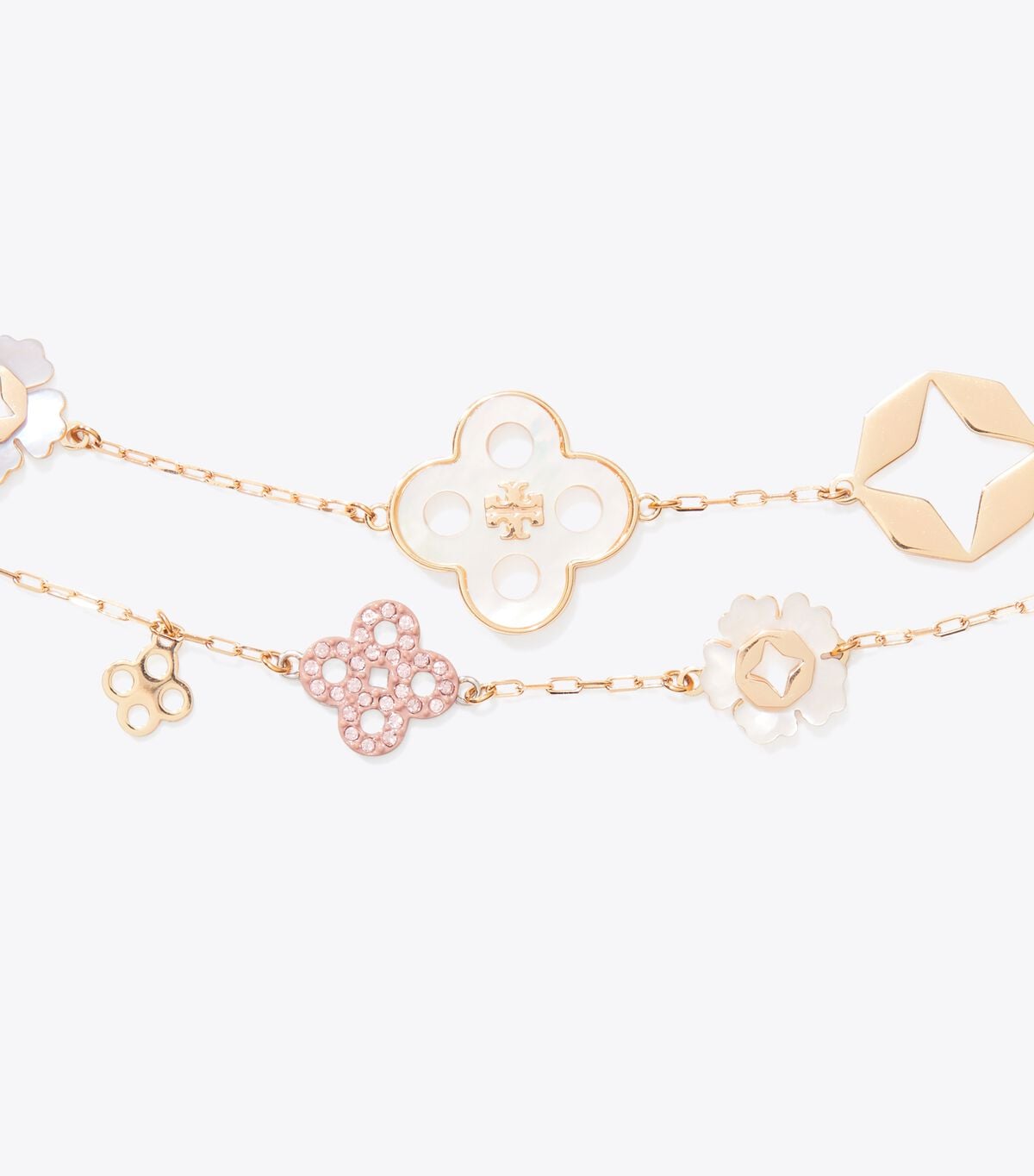 أقراط خطية بزهرة البرسيم tory burch أقراط خطية بزهرة البرسيم