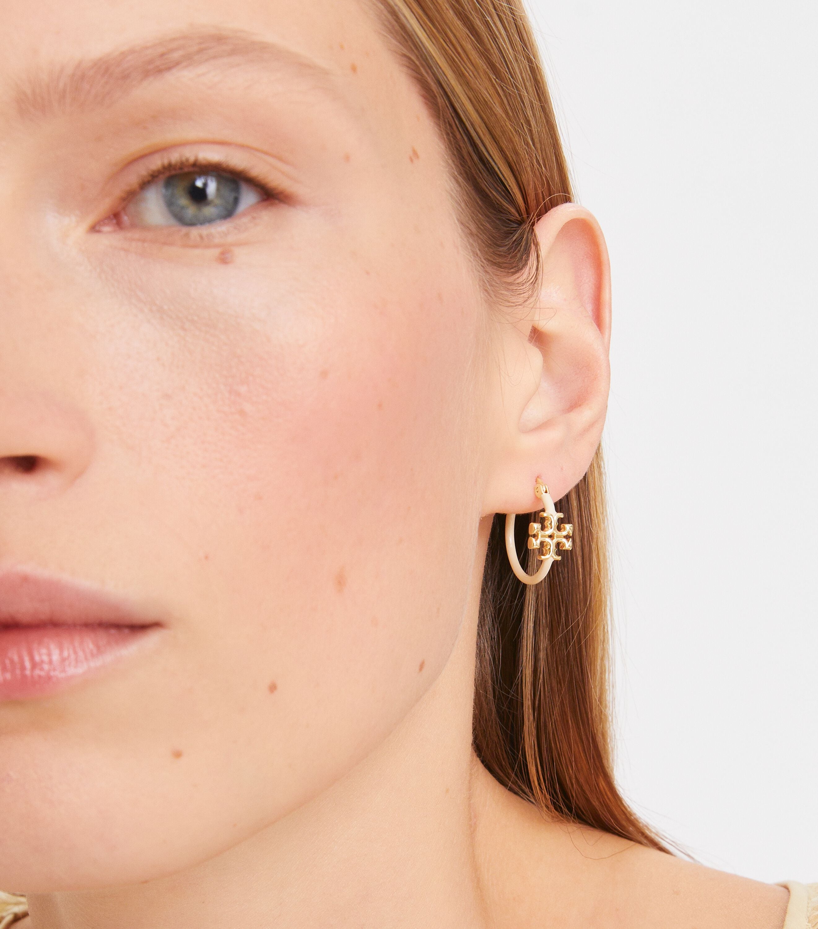 Eleanor Small Hoop Earring, Tory Gold / Sand | Tory Burch UAE