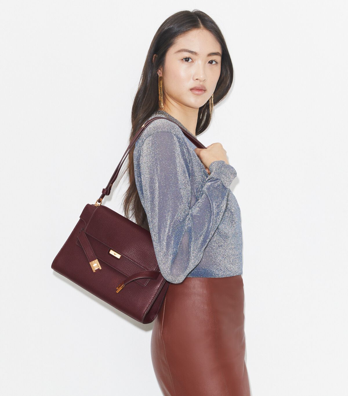 tory burch حقيبة كتف لي رادزيويل المرصعة بالحصى