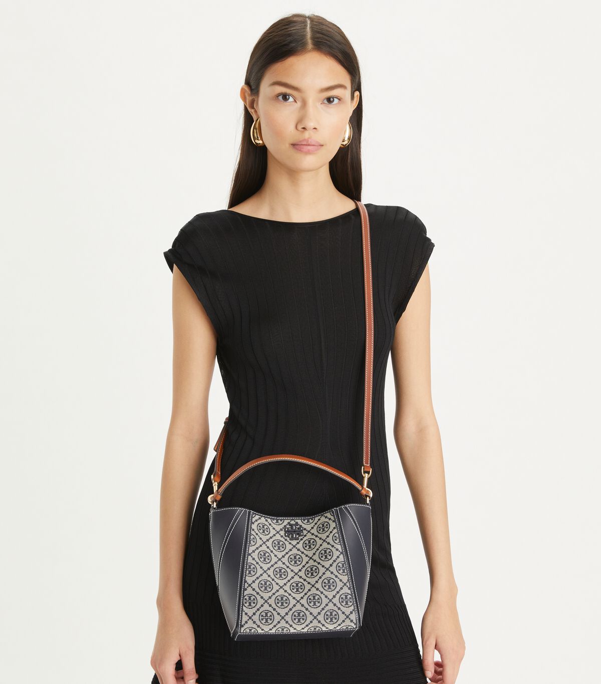 tory burch small t monogram mcgraw bucket bag