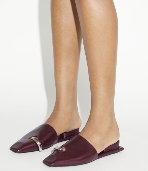 tory burch حذاء مثقوب
