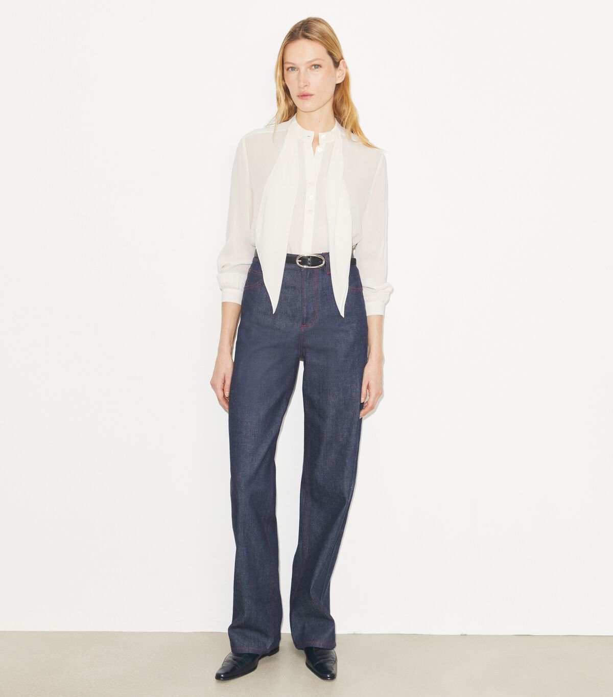 بلوزة جورجيت بفيونكة tory burch بلوزة جورجيت بفيونكة