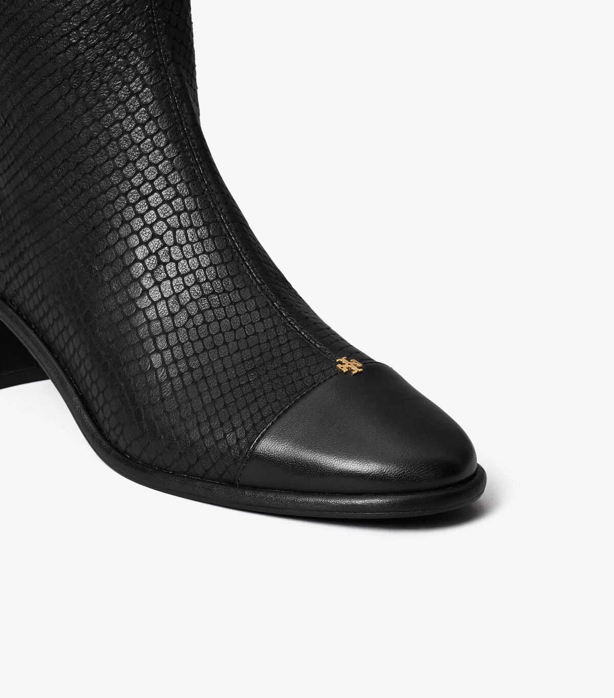 حذاء بوت طويل يصل إلى الركبة ومقدمة مدببة tory burch حذاء بوت طويل يصل إلى الركبة ومقدمة مدببة