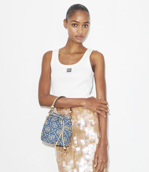 tory burch حقيبة دلو صغيرة مزينة بنقشة حرف t من قماش الدنيم