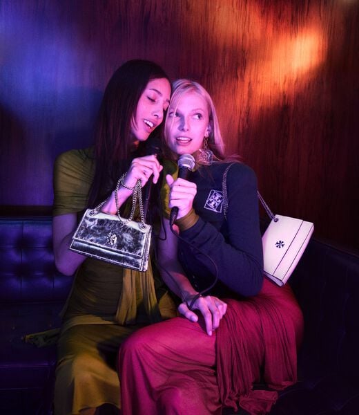 حقيبة كتف ميني كيرا تورنلوك المعدنية tory burch حقيبة كتف ميني كيرا تورنلوك المعدنية